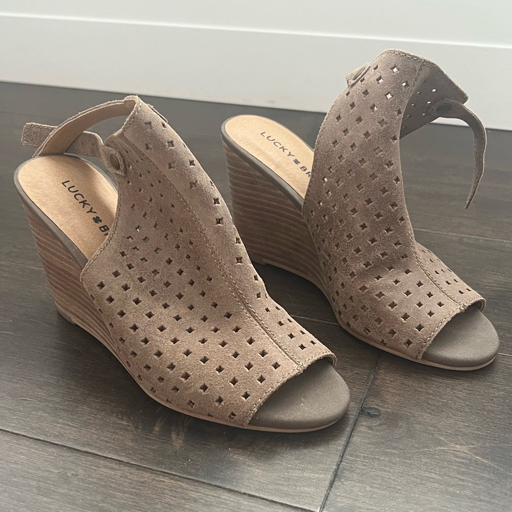 Lucky Brand suede taupe wedge, peep toe cage , size 7, great condition